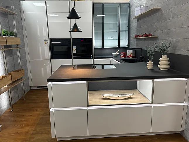 Moderne Küche mit Invisible Kochfeld